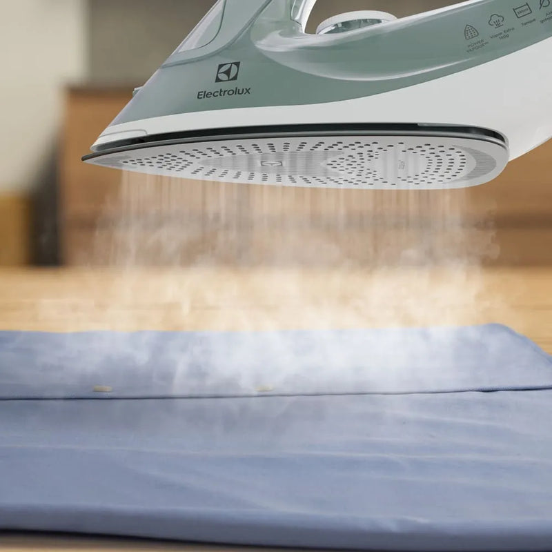 Ferro de Passar a Vapor e a Seco Electrolux Experience Care ESI51 com PowerVapour, Base Glissium, Spray de Água e Vapor Vertical – Verde Claro 110V